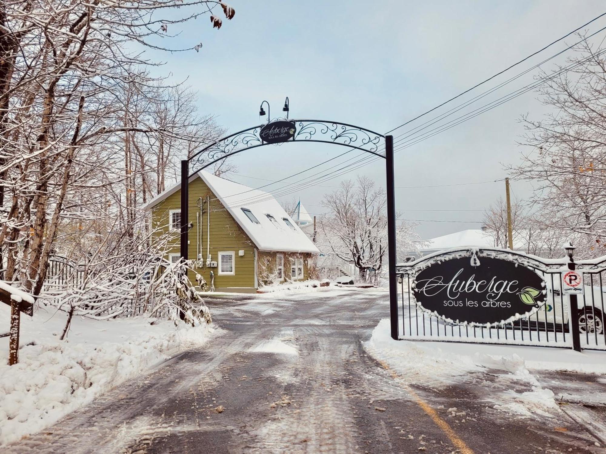 Auberge Sous Les Arbres Gaspe Bagian luar foto
