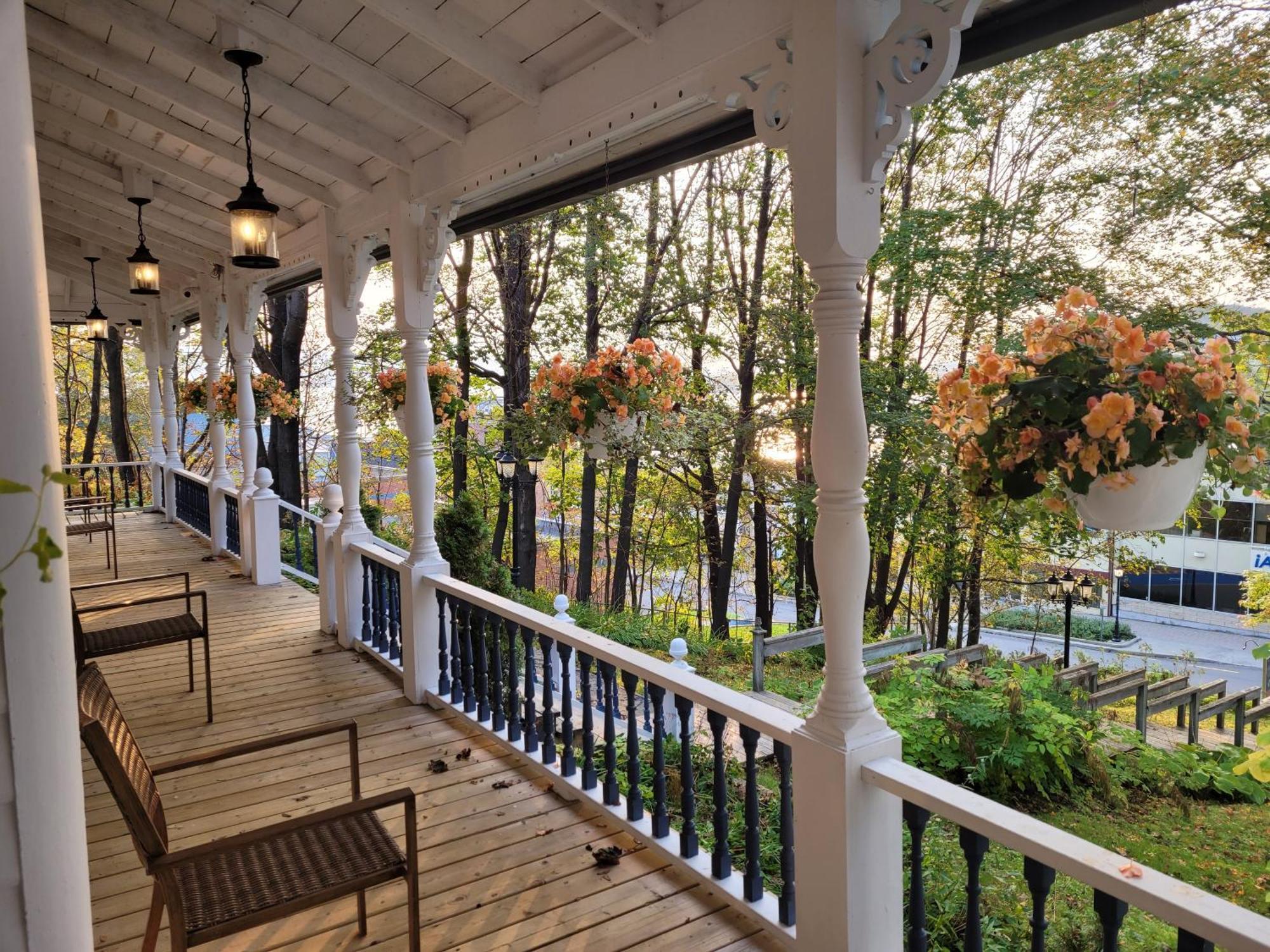 Auberge Sous Les Arbres Gaspe Bagian luar foto