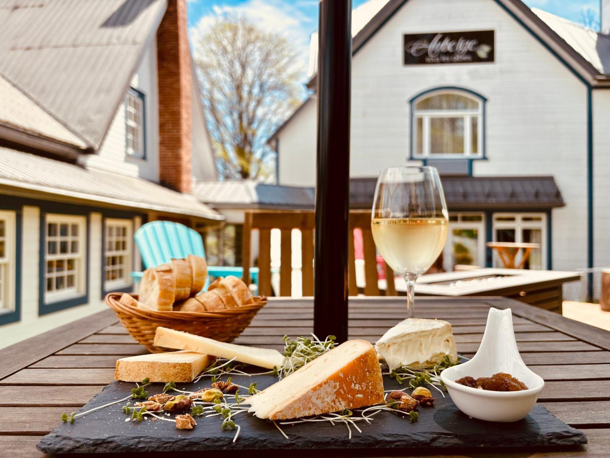 Auberge Sous Les Arbres Gaspe Bagian luar foto
